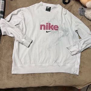 Pullover loose fit style long sleeve t shirt with nike branding across chest